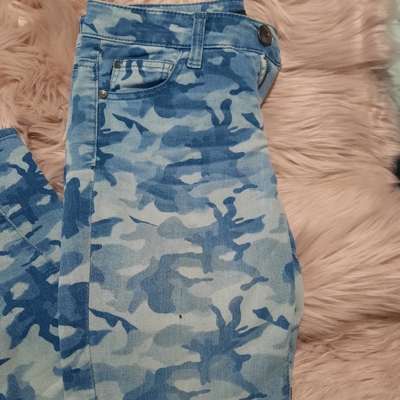 Forever 21 blue camo jeans size 26 - Picture 5 of 5